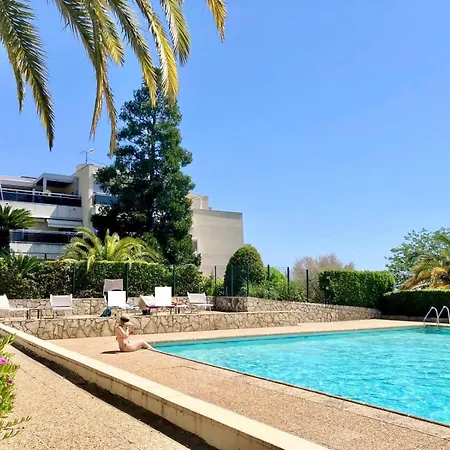 Quiet Flat With View And Swimming Pool דירה