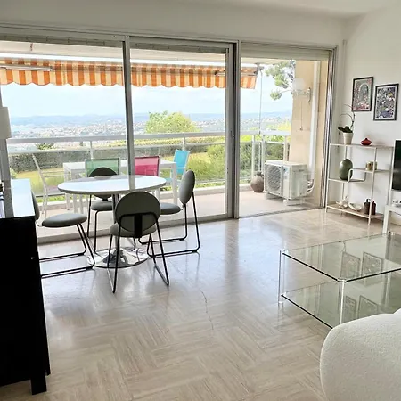 Quiet Flat With View And Swimming Pool דירה *