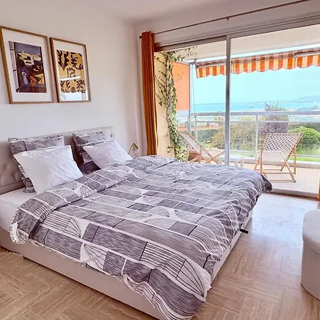 Quiet Flat With View And Swimming Pool דירה