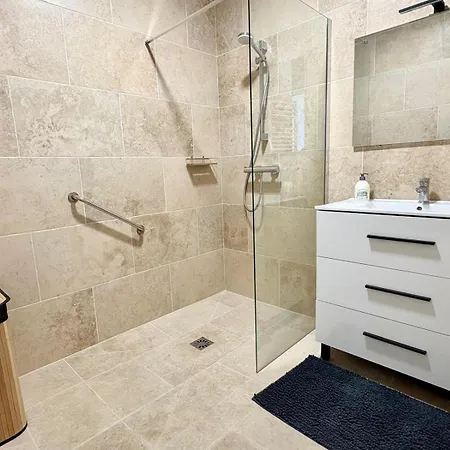 דירה Quiet Flat With View And Swimming Pool *