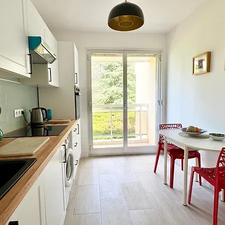 Quiet Flat With View And Swimming Pool דירה