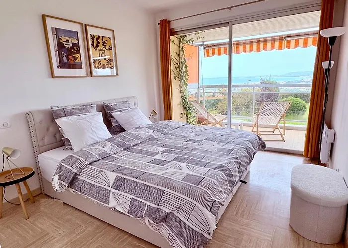 Quiet Flat With View And Swimming Pool 아파트