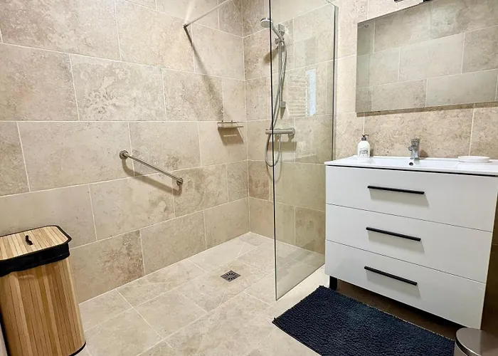 아파트 Quiet Flat With View And Swimming Pool *